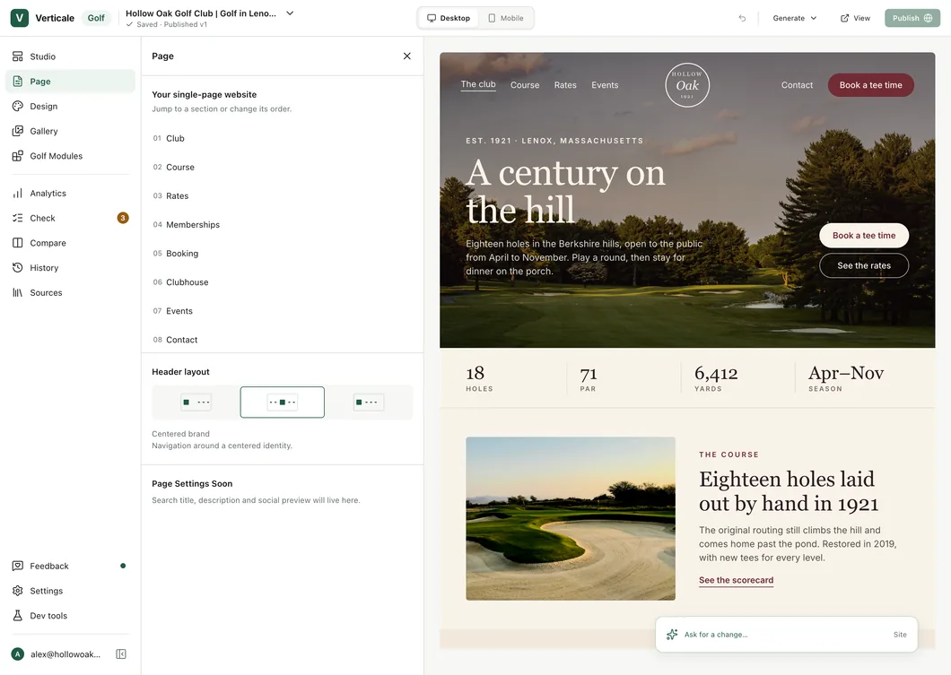 Le Studio Verticale qui modifie le site du Hollow Oak Golf Club : le menu et la liste des sections de la page à gauche, le site dans l’aperçu avec son écusson, une photo du parcours et ses caractéristiques, et un champ pour demander une modification.